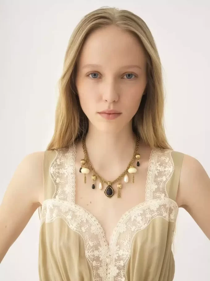 Chloé Antik İnciler kolyesi Chloé Antik İnciler kolyesi