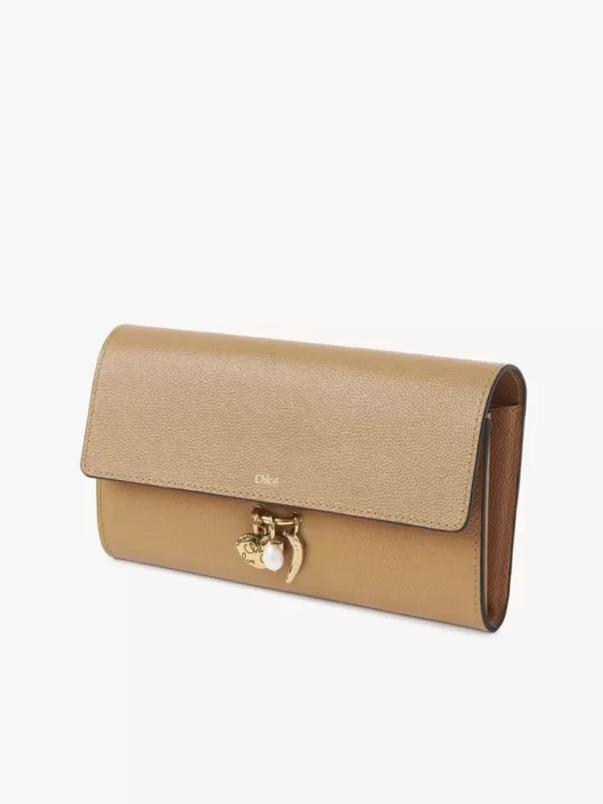 Chloé Charms, taneli deri kapaklı uzun cüzdan Chloé Charms, taneli deri kapaklı uzun cüzdan