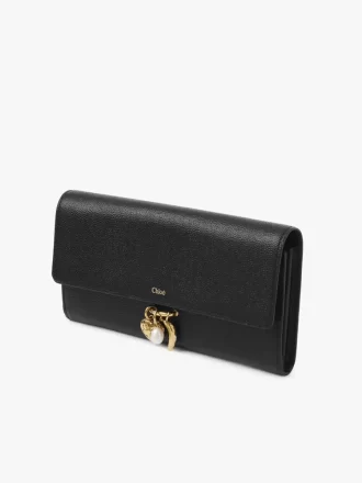 Chloé Charms, taneli deri kapaklı uzun cüzdan Chloé Charms, taneli deri kapaklı uzun cüzdan