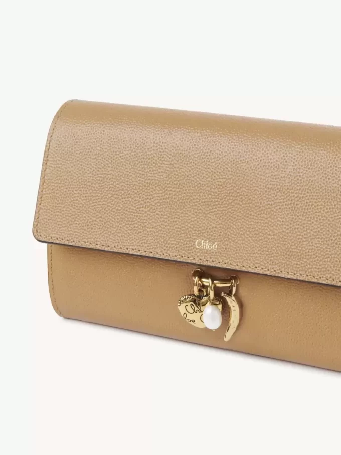Chloé Charms, taneli deri kapaklı uzun cüzdan Chloé Charms, taneli deri kapaklı uzun cüzdan