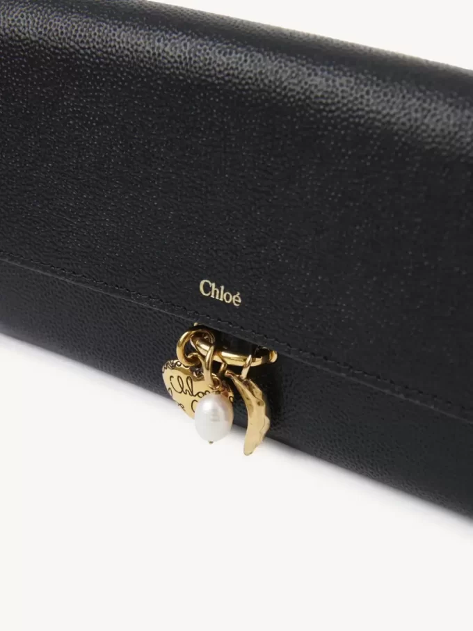 Chloé Charms, taneli deri kapaklı uzun cüzdan Chloé Charms, taneli deri kapaklı uzun cüzdan