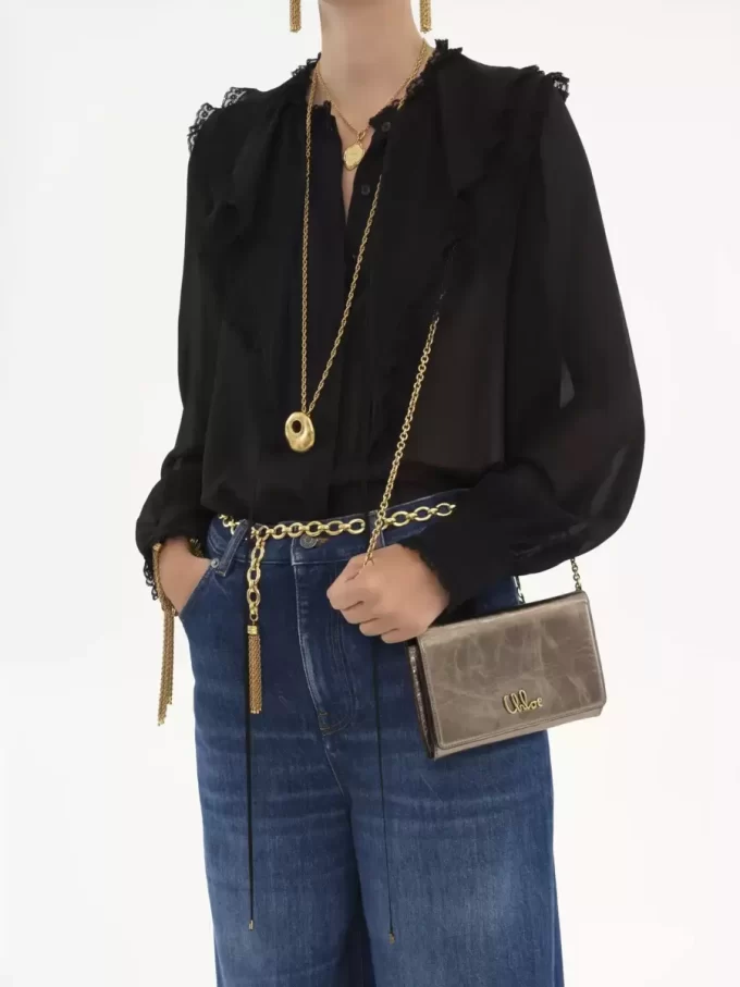 Chloé Iconic metalize deri zincirli kapaklı cüzdan Chloé Iconic metalize deri zincirli kapaklı cüzdan