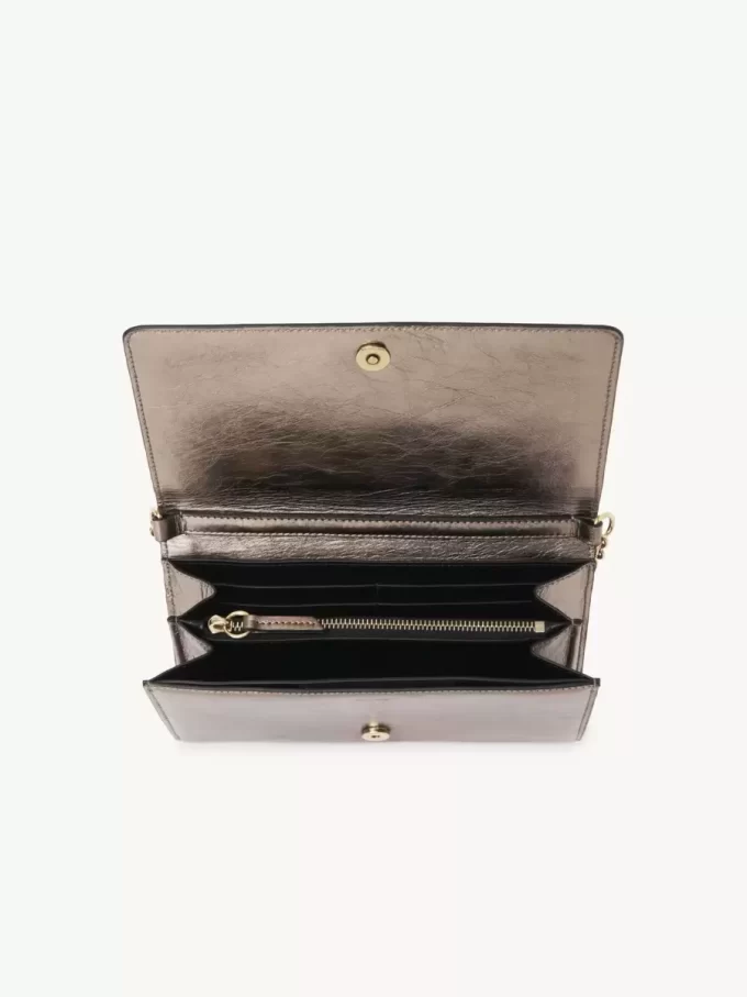 Chloé Iconic metalize deri zincirli kapaklı cüzdan Chloé Iconic metalize deri zincirli kapaklı cüzdan