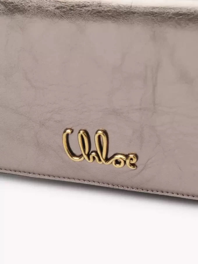 Chloé Iconic metalize deri zincirli kapaklı cüzdan Chloé Iconic metalize deri zincirli kapaklı cüzdan