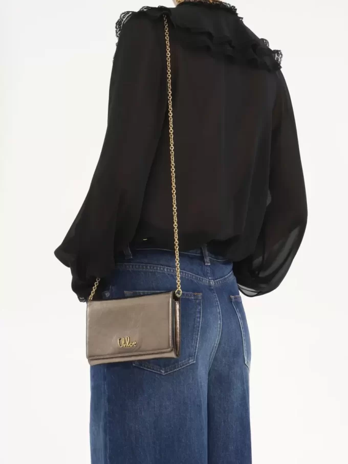 Chloé Iconic metalize deri zincirli kapaklı cüzdan Chloé Iconic metalize deri zincirli kapaklı cüzdan