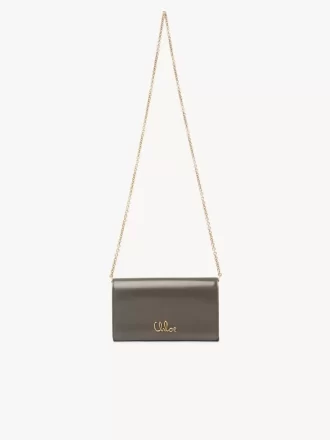 Chloé Iconic zincirli parlak deri kapaklı cüzdan Chloé Iconic zincirli parlak deri kapaklı cüzdan