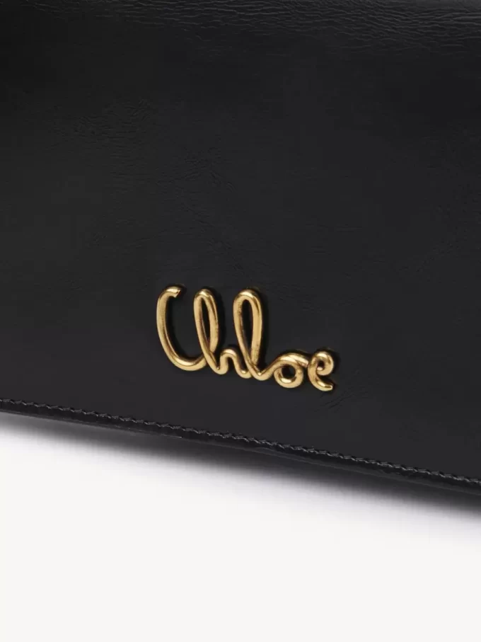 Chloé Iconic zincirli parlak deri kapaklı cüzdan Chloé Iconic zincirli parlak deri kapaklı cüzdan