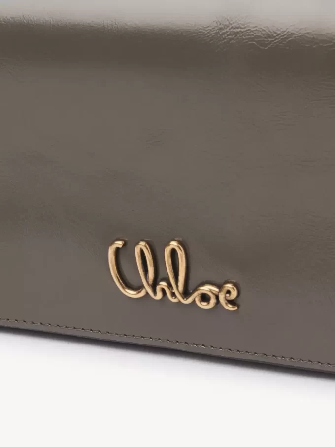 Chloé Iconic zincirli parlak deri kapaklı cüzdan Chloé Iconic zincirli parlak deri kapaklı cüzdan