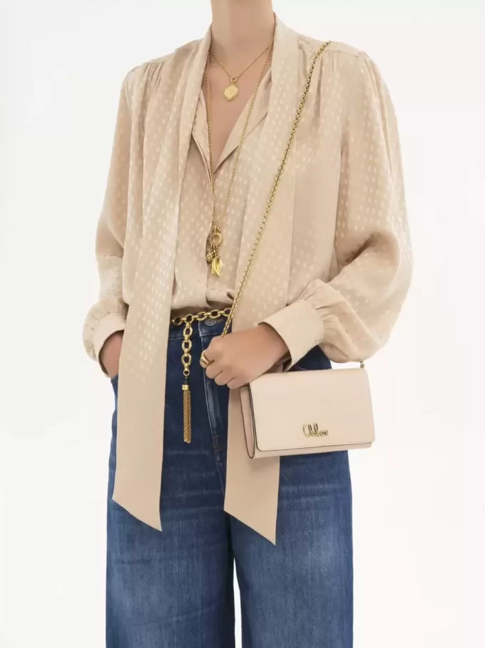 Chloé Iconic zincirli parlak deri kapaklı cüzdan Chloé Iconic zincirli parlak deri kapaklı cüzdan