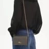 Chloé Iconic zincirli parlak deri kapaklı cüzdan Chloé Iconic zincirli parlak deri kapaklı cüzdan