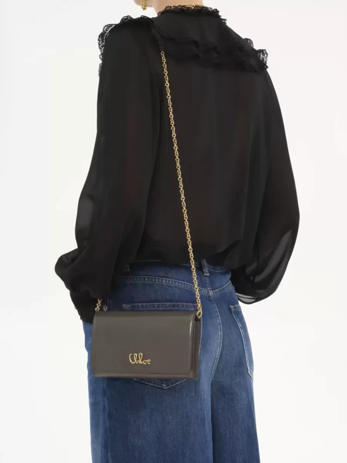 Chloé Iconic zincirli parlak deri kapaklı cüzdan Chloé Iconic zincirli parlak deri kapaklı cüzdan