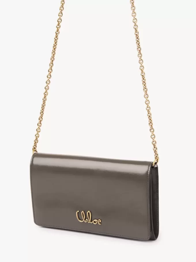 Chloé Iconic zincirli parlak deri kapaklı cüzdan Chloé Iconic zincirli parlak deri kapaklı cüzdan