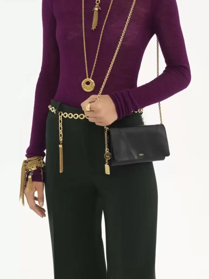 Chloé Spin kapaklı zincirli deri cüzdan
