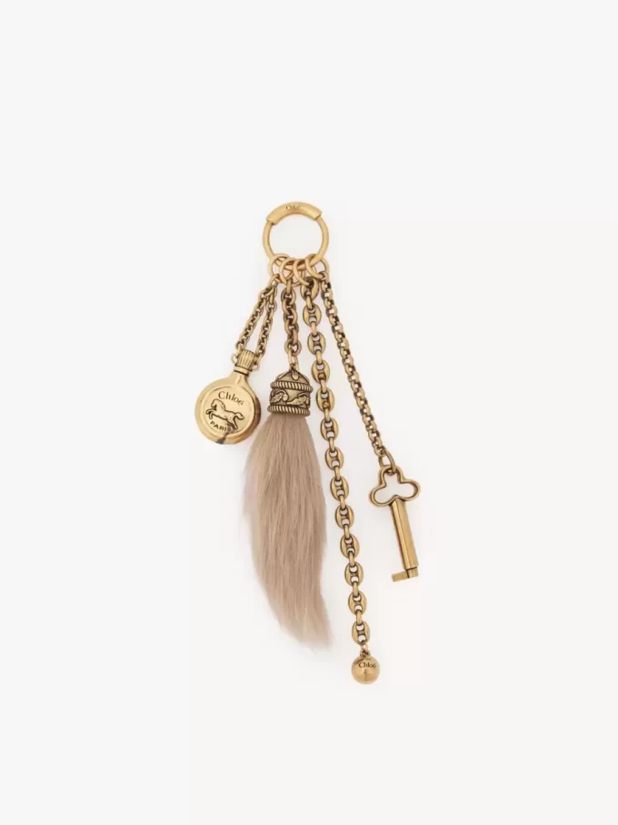Chloé Symbols pirinç ve koyun postundan yapılmış çanta süsü Chloé Symbols pirinç ve koyun postundan yapılmış çanta süsü