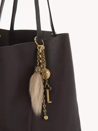 Chloé Symbols pirinç ve koyun postundan yapılmış çanta süsü Chloé Symbols pirinç ve koyun postundan yapılmış çanta süsü