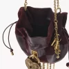Château Treasures çapraz askılı çanta, taneli ve süet deriden yapılmıştır Château Treasures çapraz askılı çanta, taneli ve süet deriden yapılmıştır