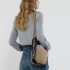 Doğal liflerden yapılmış küçük odunsu sepet Doğal liflerden yapılmış küçük odunsu sepet