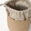 Doğal liflerden yapılmış küçük odunsu sepet Doğal liflerden yapılmış küçük odunsu sepet