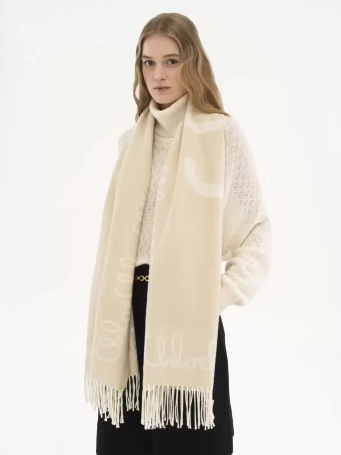 Jakarlı yünden yapılmış Chloé Iconic atkı