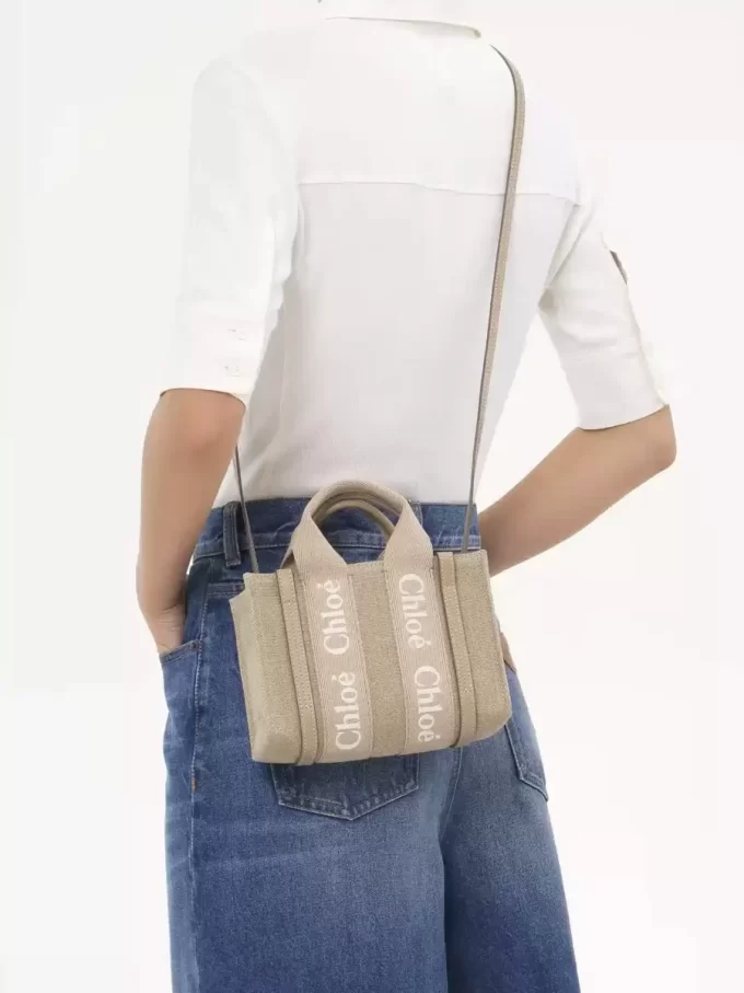 Keten ve deriden yapılmış mini Woody tote çanta Keten ve deriden yapılmış mini Woody tote çanta
