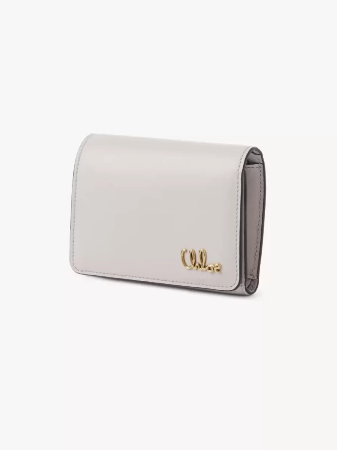 Küçük Chloé Iconic üç katlı, taneli deriden yapılmış bozuk para cebi Küçük Chloé Iconic üç katlı, taneli deriden yapılmış bozuk para cebi