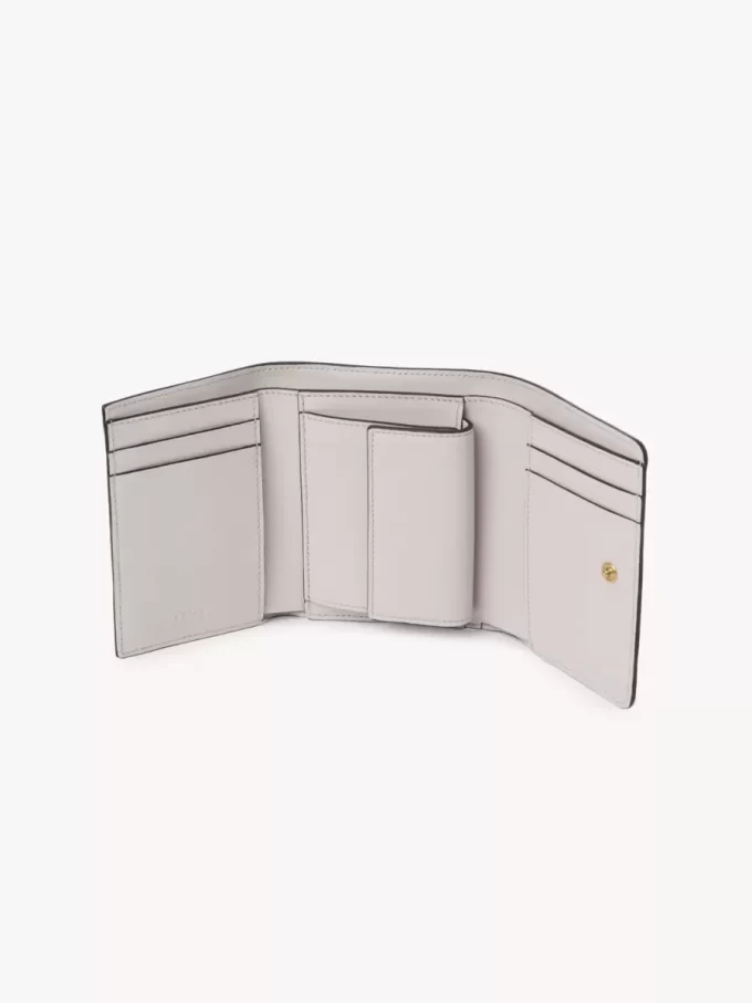 Küçük Chloé Iconic üç katlı, taneli deriden yapılmış bozuk para cebi Küçük Chloé Iconic üç katlı, taneli deriden yapılmış bozuk para cebi