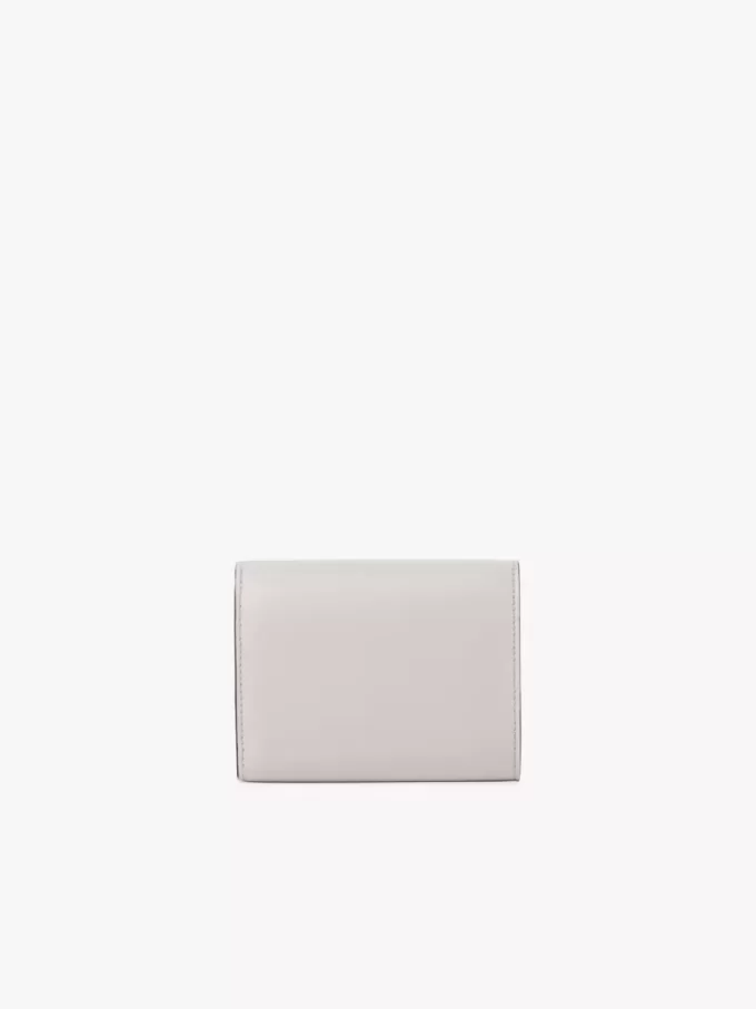 Küçük Chloé Iconic üç katlı, taneli deriden yapılmış bozuk para cebi Küçük Chloé Iconic üç katlı, taneli deriden yapılmış bozuk para cebi
