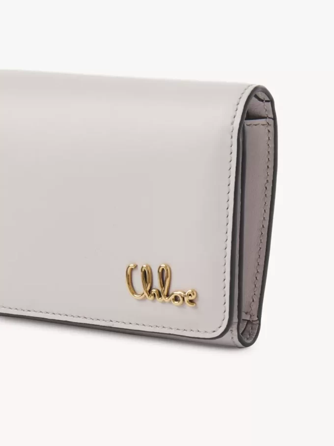 Küçük Chloé Iconic üç katlı, taneli deriden yapılmış bozuk para cebi Küçük Chloé Iconic üç katlı, taneli deriden yapılmış bozuk para cebi