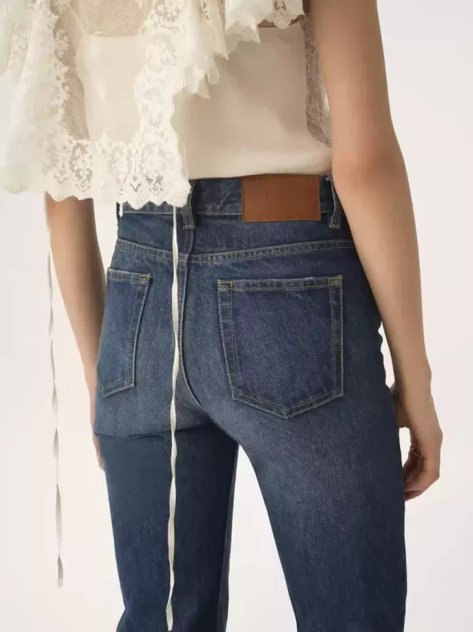 Kot pantolonlarda düz kesim Kot pantolonlarda düz kesim