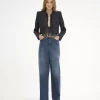 Kot pantolonlarda geniş paça Kot pantolonlarda geniş paça