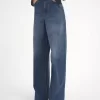 Kot pantolonlarda geniş paça Kot pantolonlarda geniş paça