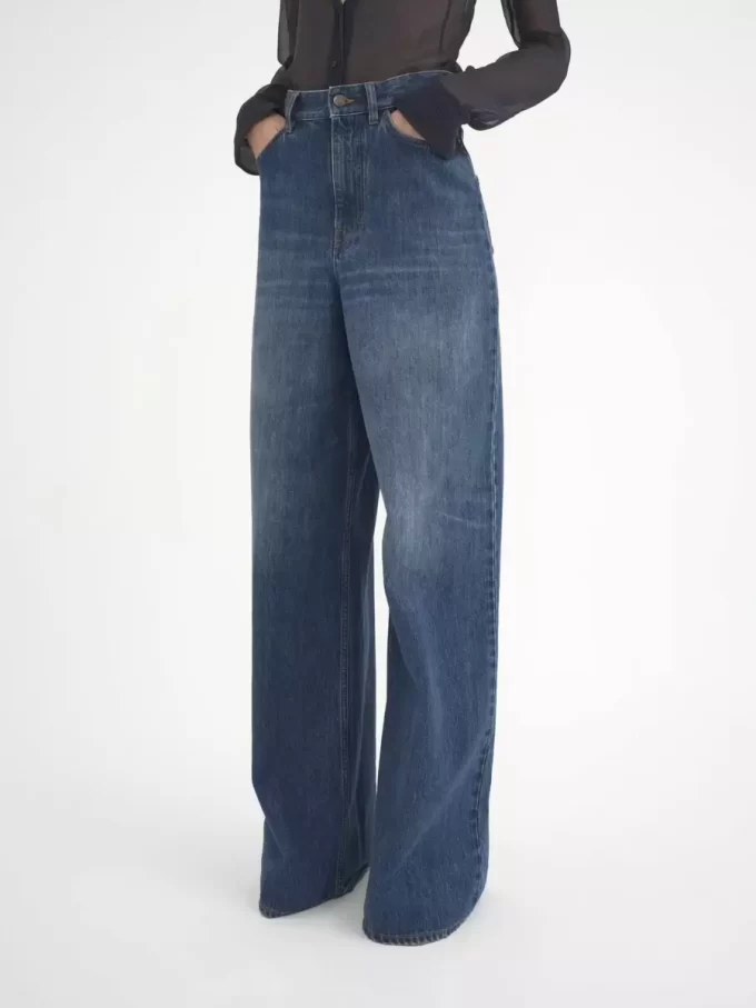 Kot pantolonlarda geniş paça Kot pantolonlarda geniş paça