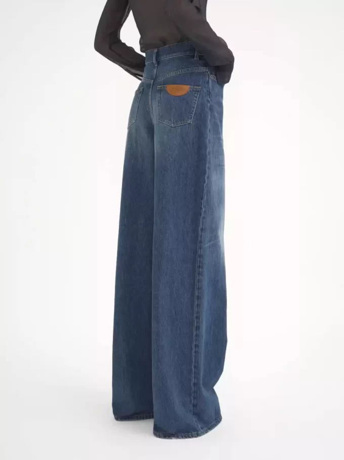 Kot pantolonlarda geniş paça Kot pantolonlarda geniş paça