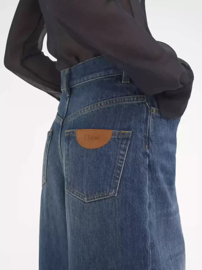 Kot pantolonlarda geniş paça Kot pantolonlarda geniş paça