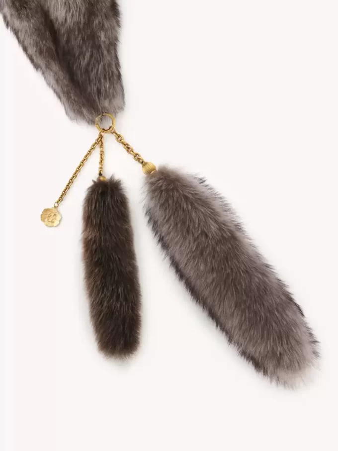 Koyun postundan yapılmış Treasure Tails atkı Koyun postundan yapılmış Treasure Tails atkı