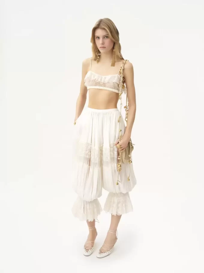 İşlemeli dantelden ince askılı fırfırlı bralet İşlemeli dantelden ince askılı fırfırlı bralet