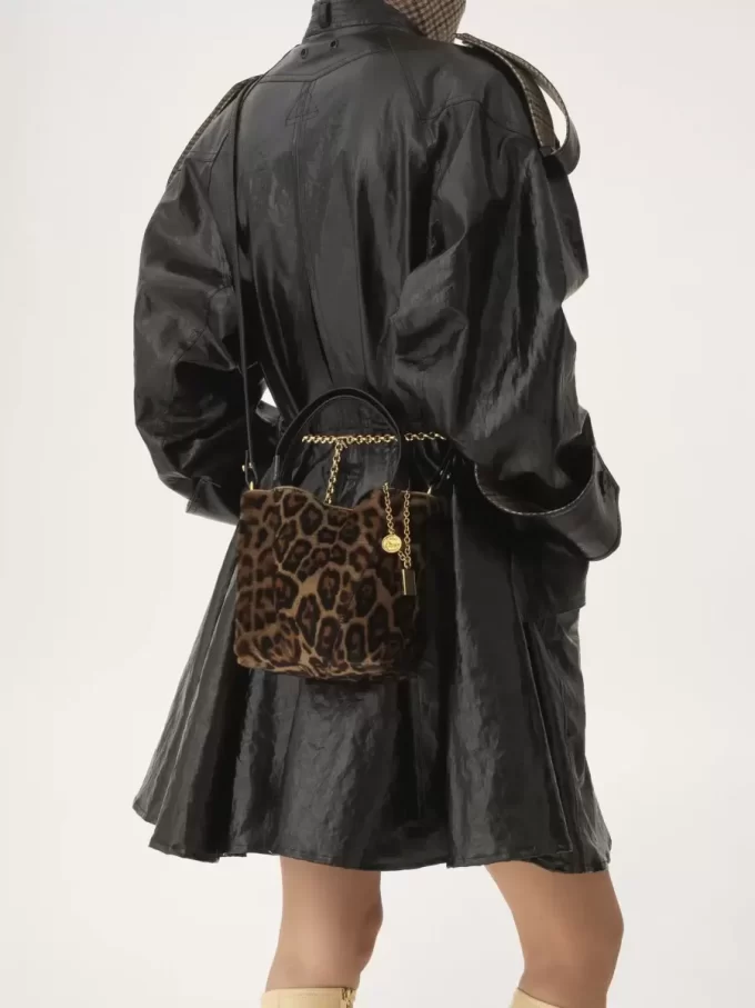 Leopar desenli koyun postundan yapılmış küçük Chloé Spin tote çanta