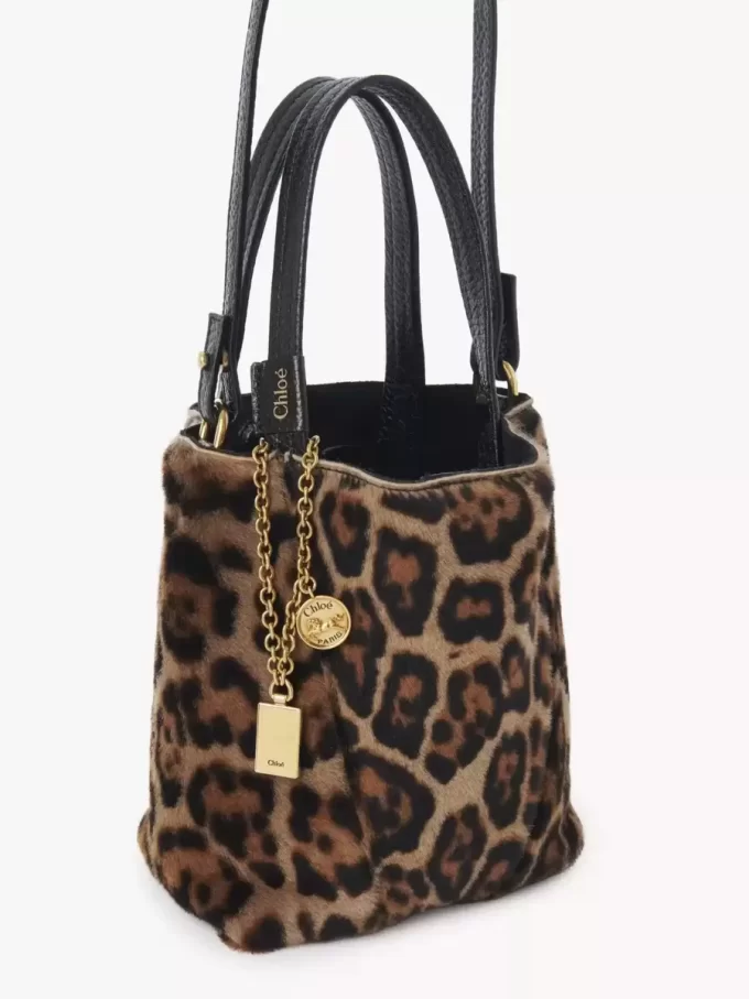 Leopar desenli koyun postundan yapılmış küçük Chloé Spin tote çanta