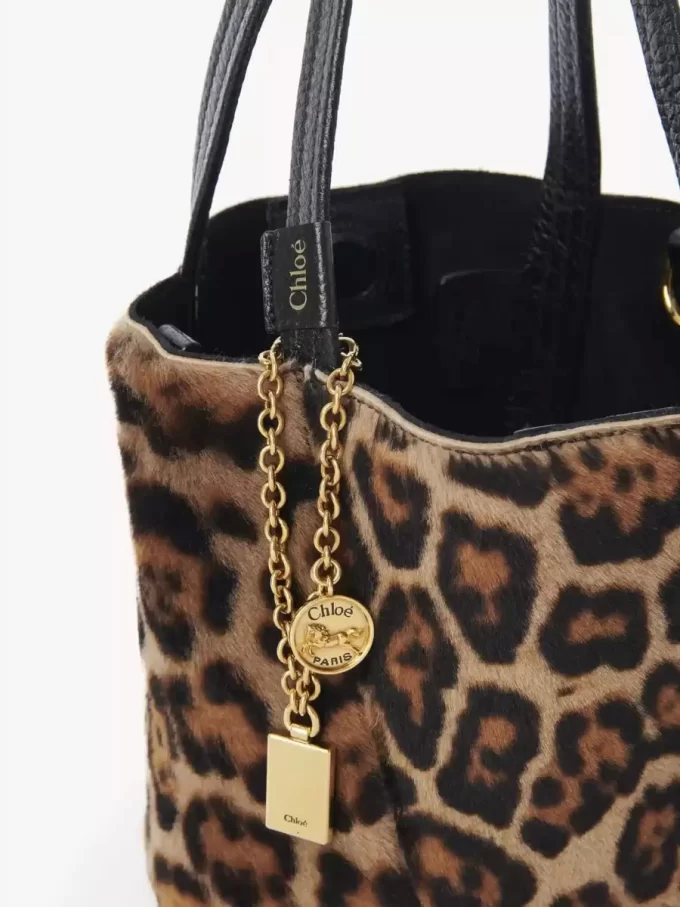 Leopar desenli koyun postundan yapılmış küçük Chloé Spin tote çanta