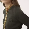 Merino yününden yapılmış logolu kazak Merino yününden yapılmış logolu kazak