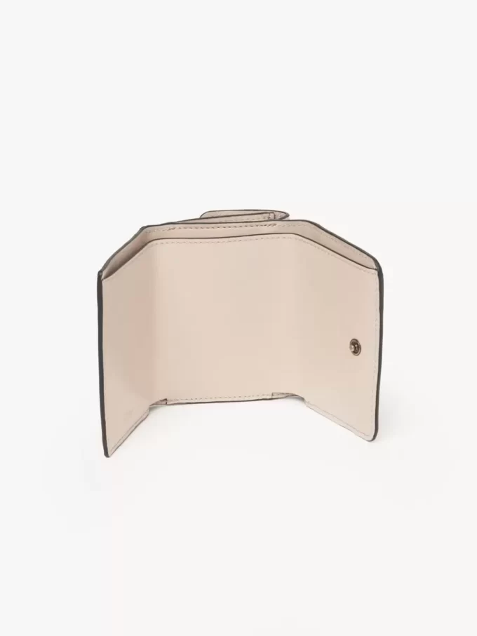 Mini Chloé Iconic parlak deri üç katlı çanta Mini Chloé Iconic parlak deri üç katlı çanta