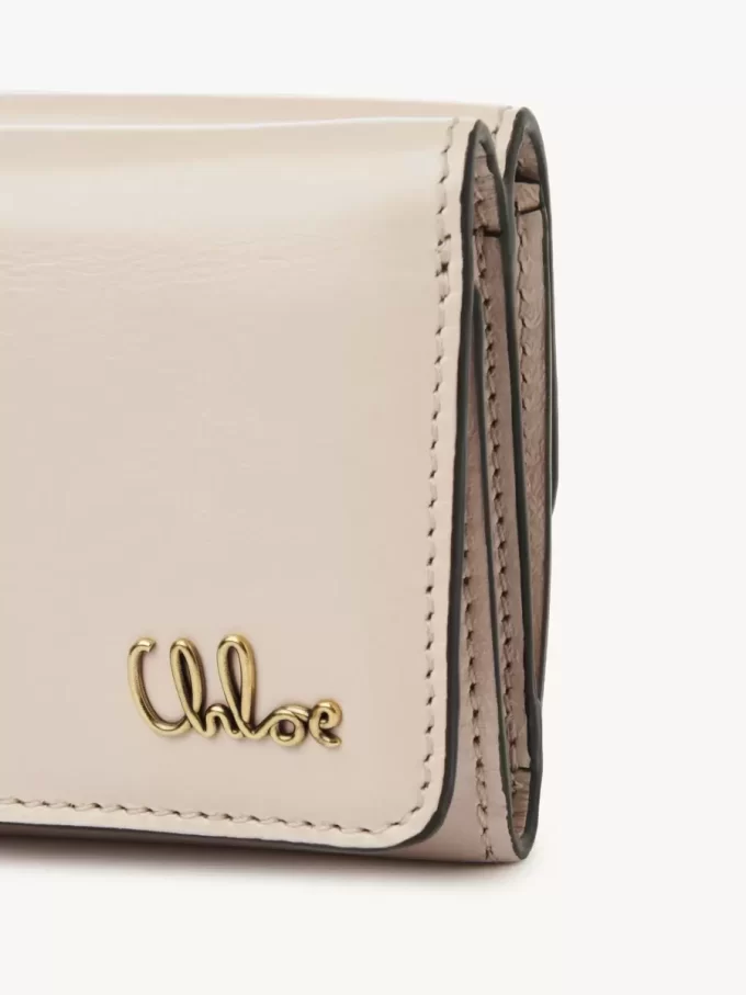 Mini Chloé Iconic parlak deri üç katlı çanta Mini Chloé Iconic parlak deri üç katlı çanta