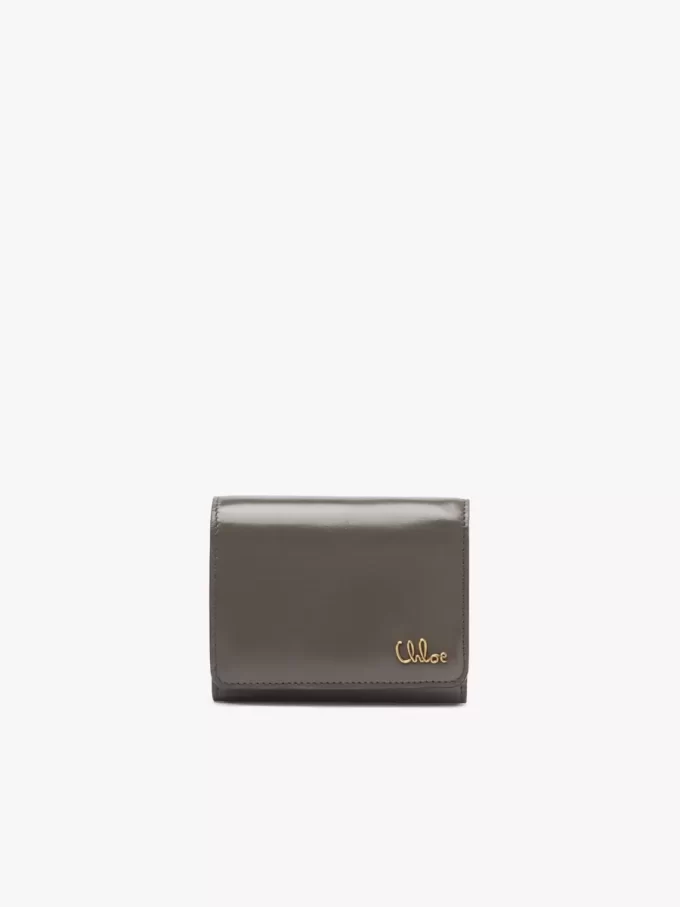 Parlak deriden yapılmış, bozuk para cebi bulunan küçük Chloé Iconic üç katlı çanta Parlak deriden yapılmış, bozuk para cebi bulunan küçük Chloé Iconic üç katlı çanta