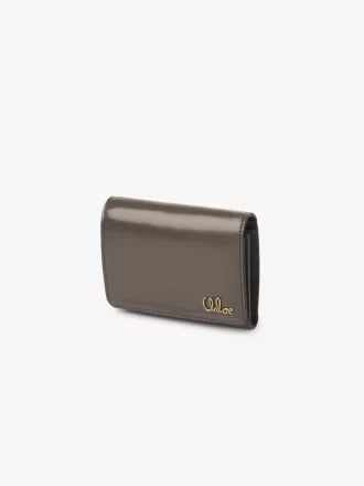 Parlak deriden yapılmış, bozuk para cebi bulunan küçük Chloé Iconic üç katlı çanta