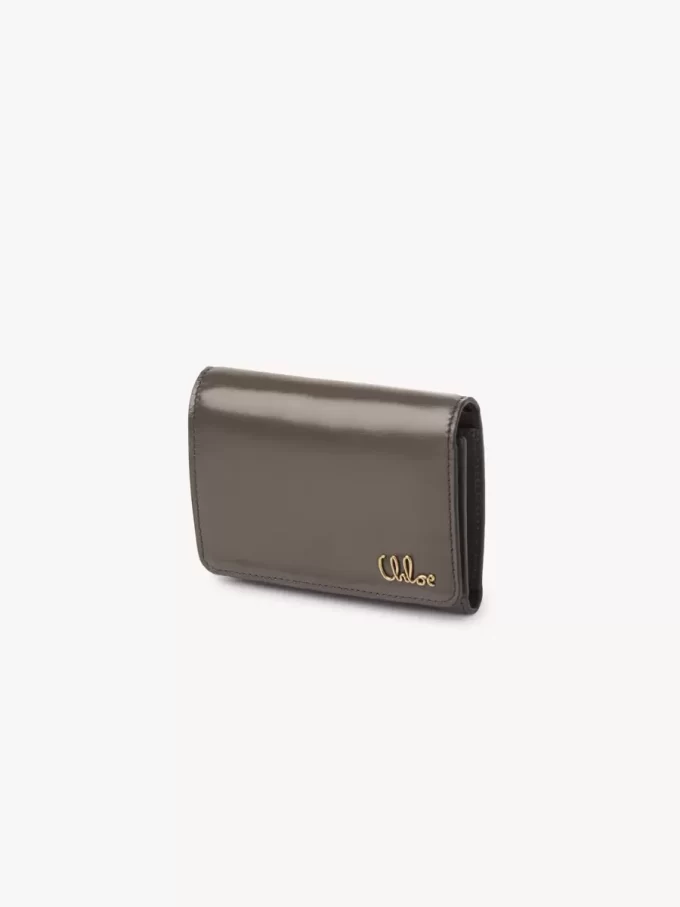 Parlak deriden yapılmış, bozuk para cebi bulunan küçük Chloé Iconic üç katlı çanta Parlak deriden yapılmış, bozuk para cebi bulunan küçük Chloé Iconic üç katlı çanta