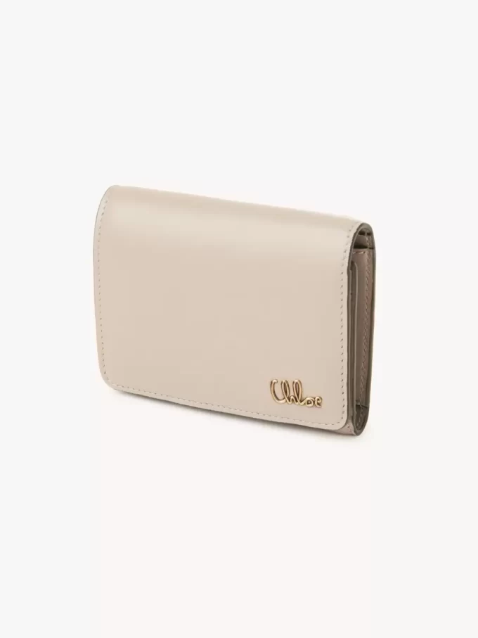 Parlak deriden yapılmış, bozuk para cebi bulunan küçük Chloé Iconic üç katlı çanta Parlak deriden yapılmış, bozuk para cebi bulunan küçük Chloé Iconic üç katlı çanta