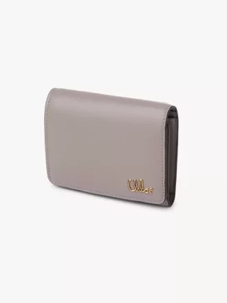 Parlak deriden yapılmış, bozuk para cebi bulunan küçük Chloé Iconic üç katlı çanta Parlak deriden yapılmış, bozuk para cebi bulunan küçük Chloé Iconic üç katlı çanta