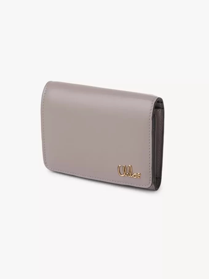 Parlak deriden yapılmış, bozuk para cebi bulunan küçük Chloé Iconic üç katlı çanta Parlak deriden yapılmış, bozuk para cebi bulunan küçük Chloé Iconic üç katlı çanta