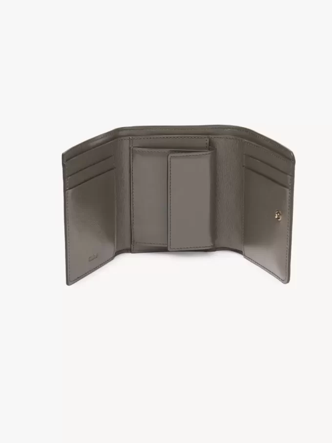 Parlak deriden yapılmış, bozuk para cebi bulunan küçük Chloé Iconic üç katlı çanta Parlak deriden yapılmış, bozuk para cebi bulunan küçük Chloé Iconic üç katlı çanta