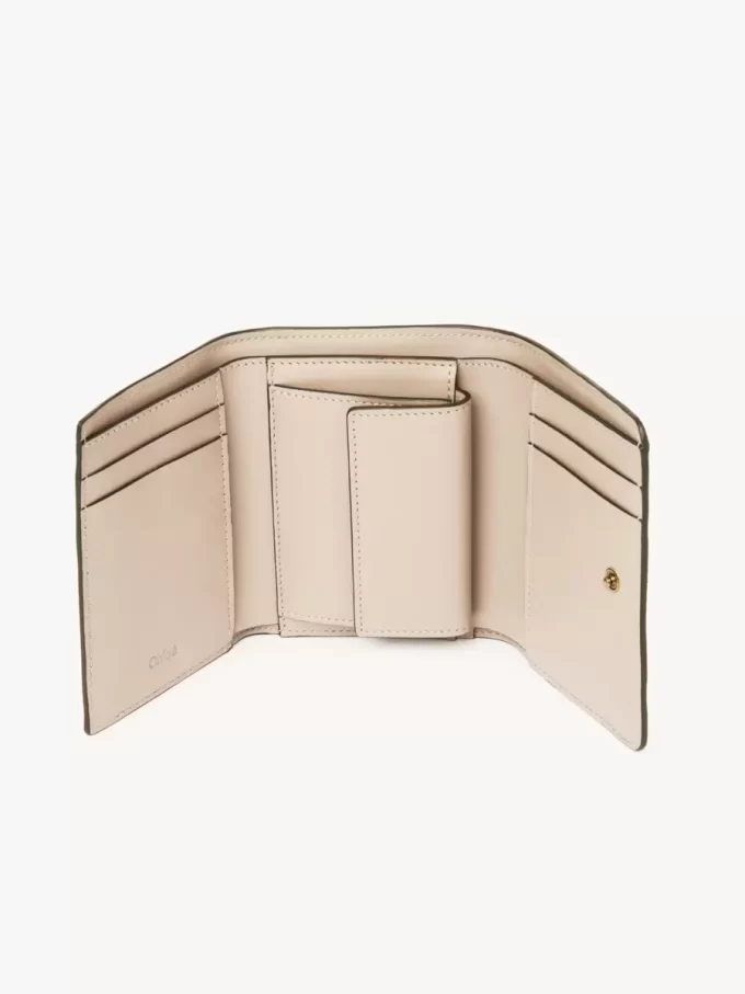 Parlak deriden yapılmış, bozuk para cebi bulunan küçük Chloé Iconic üç katlı çanta Parlak deriden yapılmış, bozuk para cebi bulunan küçük Chloé Iconic üç katlı çanta